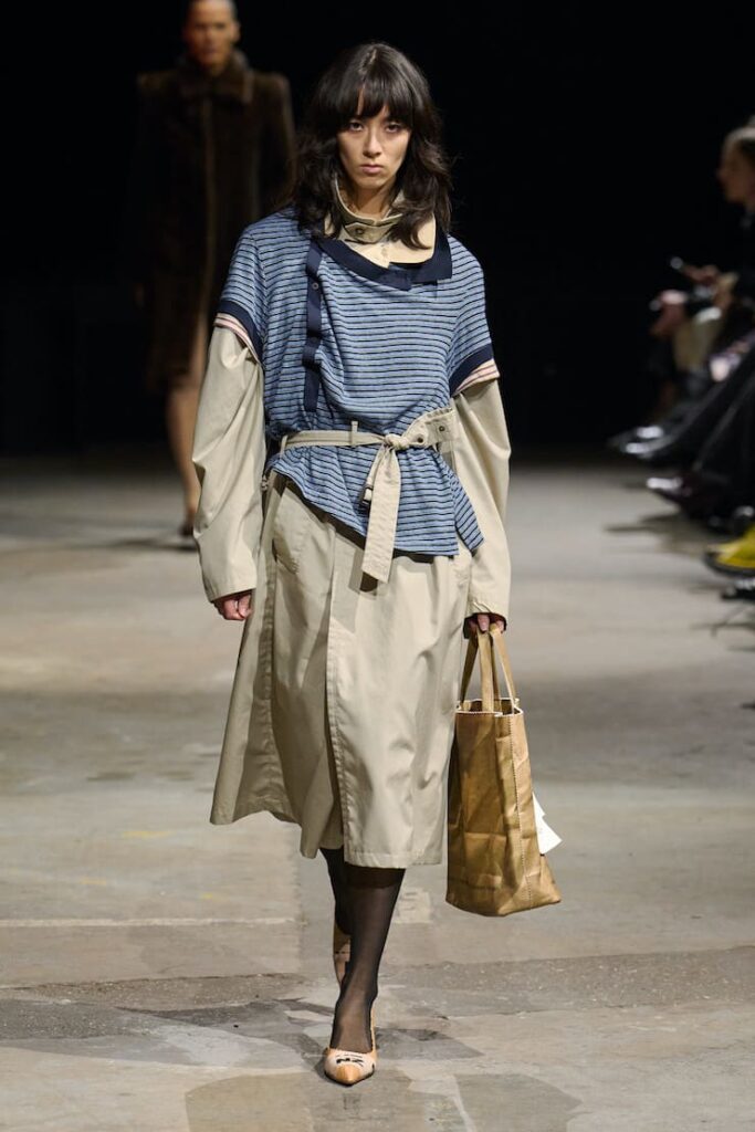 Modella con messy look in sfilata da Natasha Zinko