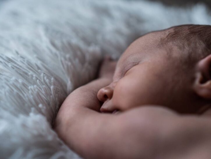 Neonato ritrovato a Cinisello Balsamo: eppure in Italia si può partorire in anonimato