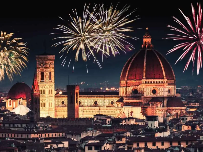 Skyline di Santa maria del fiore di notte con Fuochi d'Artificio