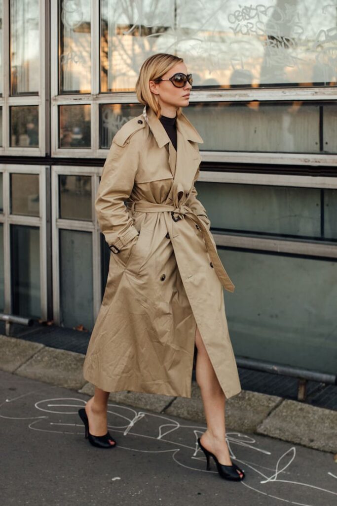 Ragazza con il trench