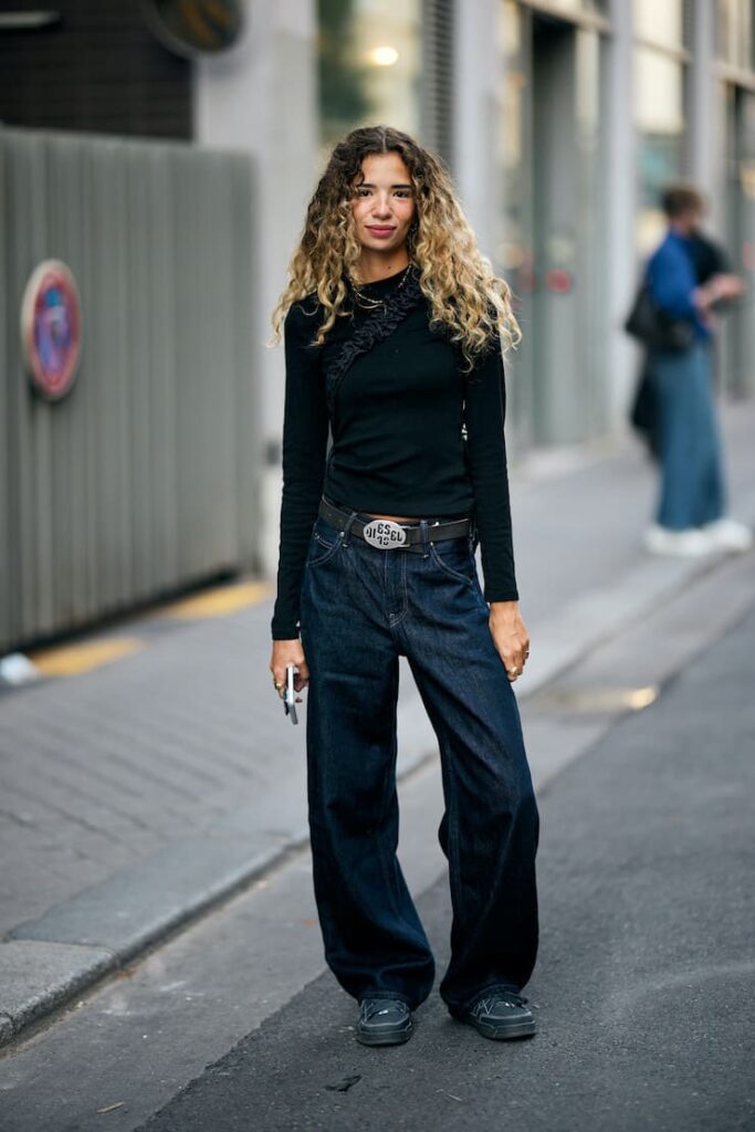 Ragazza con maglioncino e jeans