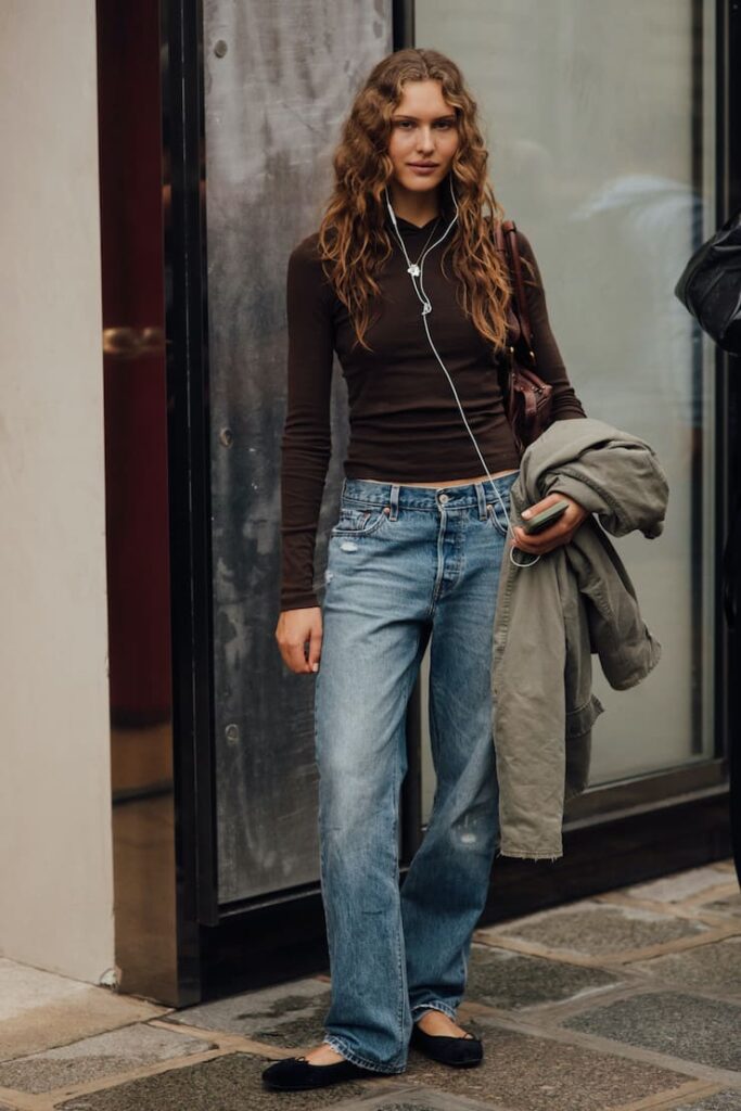 Ragazza con jeans e ballerine