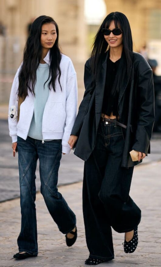 Dubbi su quali scarpe indossare con i jeans larghi e svasati? Le combo perfette per l'autunno te le sveliamo noi