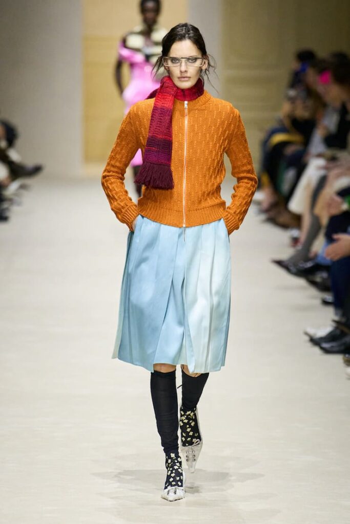 Modella con messy look in sfilata da Prada
