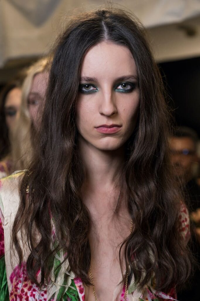 Modella con smokey eye colorato per Roberto Cavalli