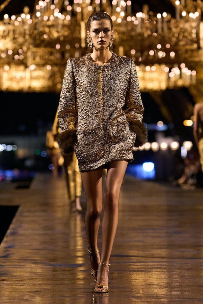 Calze nere velate protagoniste in passerella da Saint Laurent