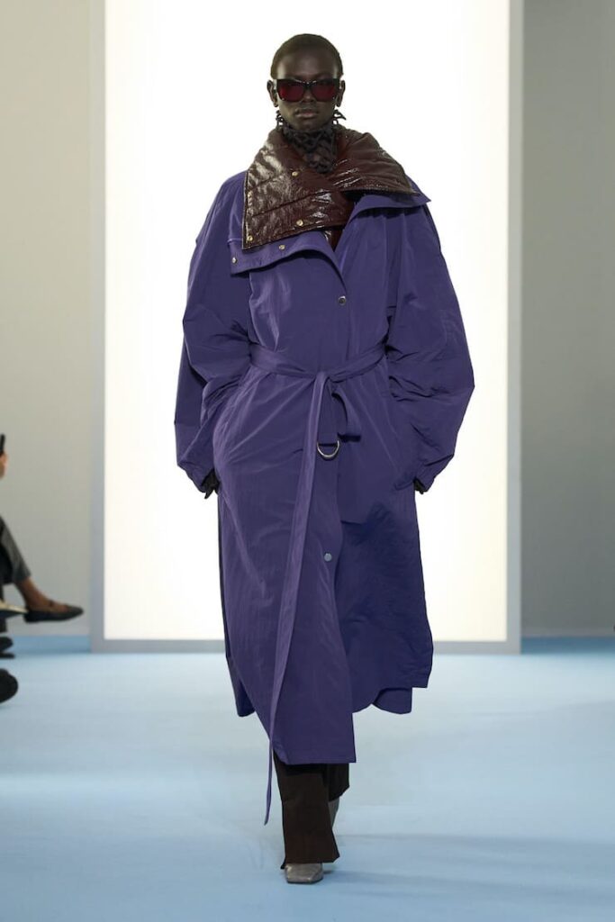 Modella con cappotto viola e marrone da Sportmax