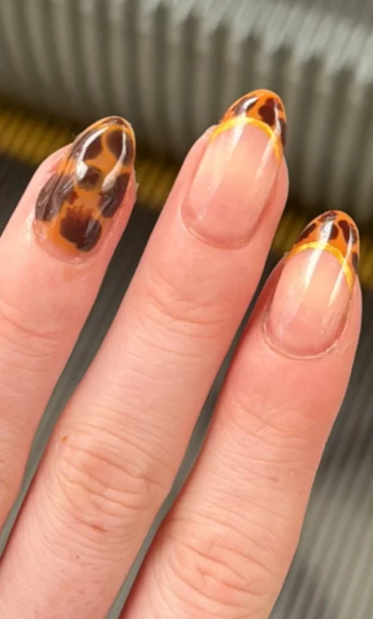 Le tortoiseshell esplodono sul web, le unghie dell'autunno tornano protagoniste anche quest'anno