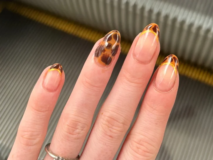 Le tortoiseshell esplodono sul web, le unghie dell'autunno tornano protagoniste anche quest'anno