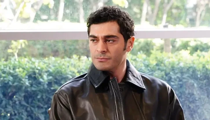 l'attore turco Burak Deniz nei panni di Manhir