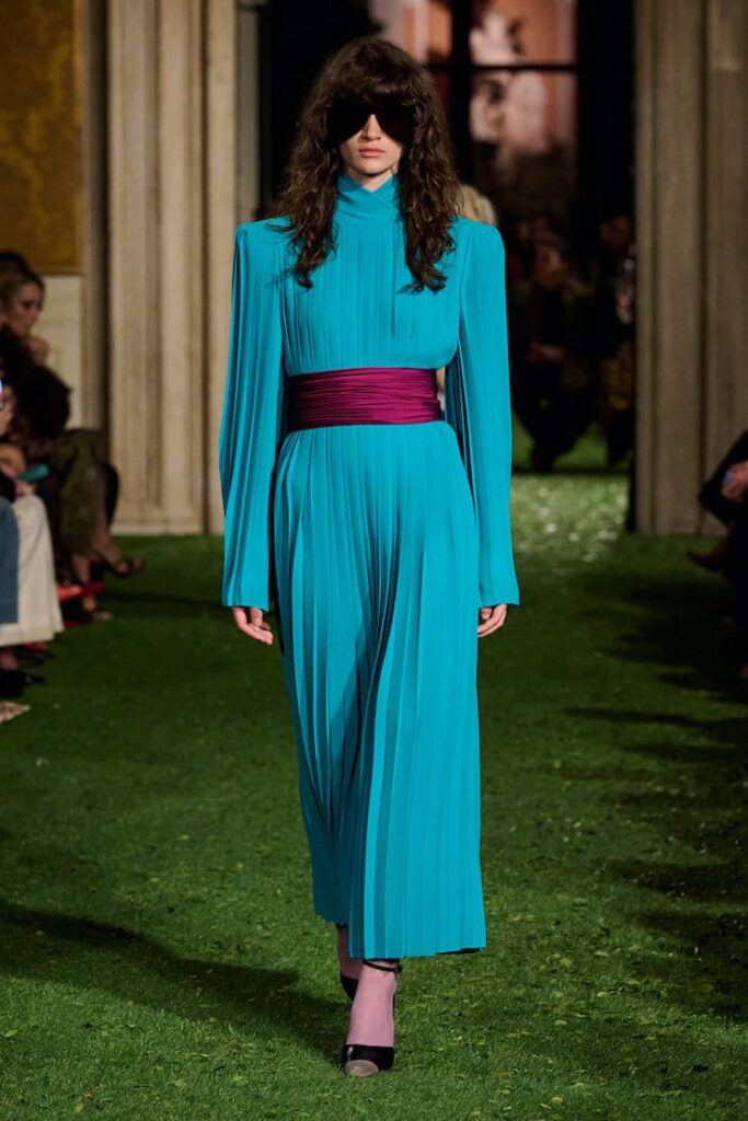 Modella con abito dalle spalline Bold alla sfilata di Valentino