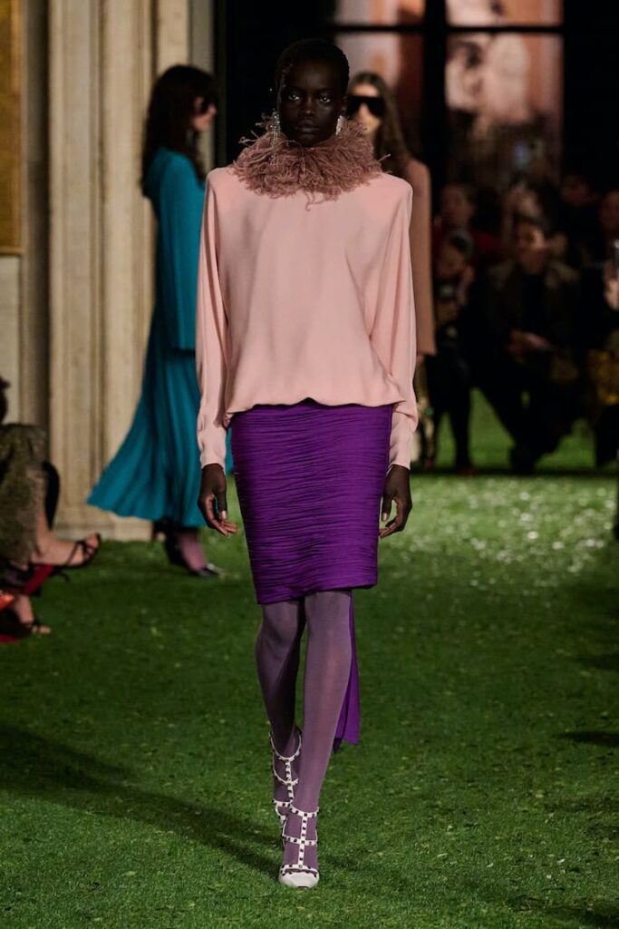 Modella con camicia rosa e gonna viola da Valentino