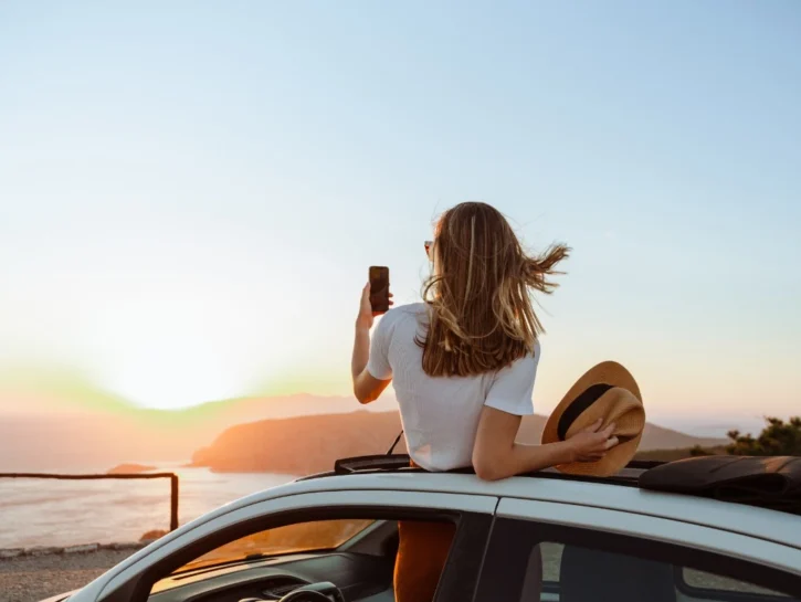 Come i social hanno cambiato il mondo dei viaggi: oggi vale più fotografare che visitare