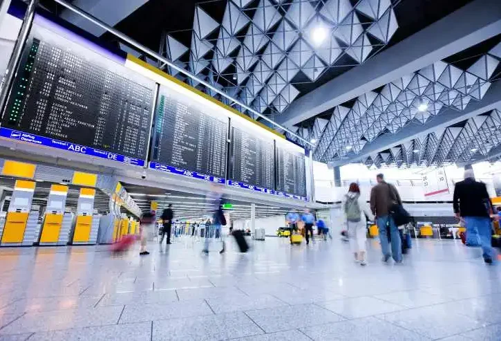 passeggeri con bagagli in un aeroporto