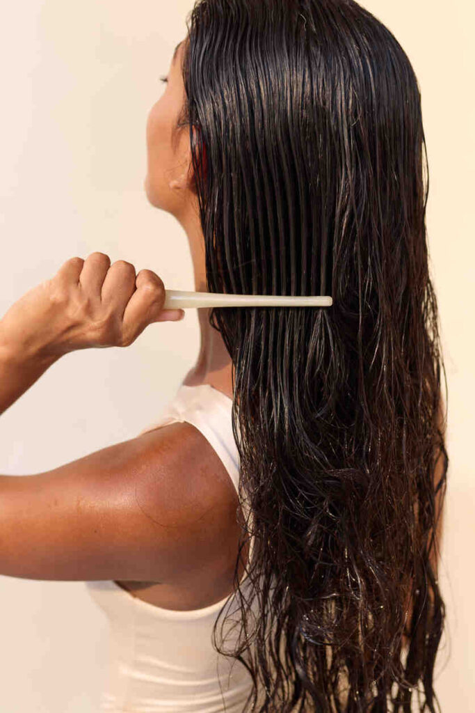 capelli di donna bagnati con pettine