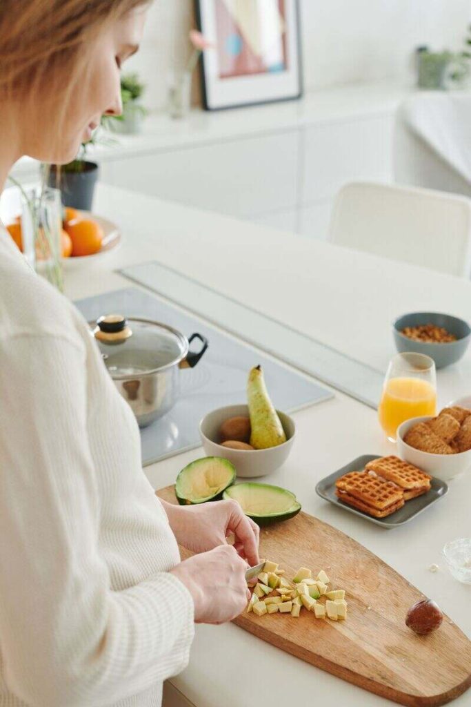 donna che prepara colazione
