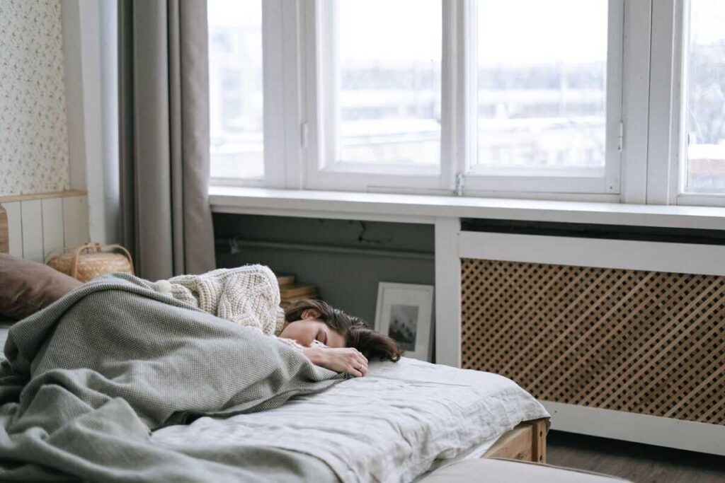 donna che dorme letto