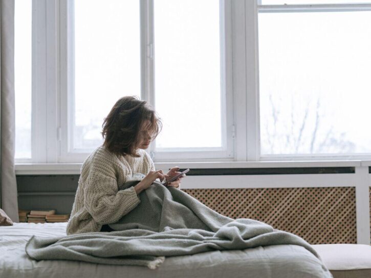 Un’ora in più di sonno, ma perché ti senti stanca? Ecco come abituarsi