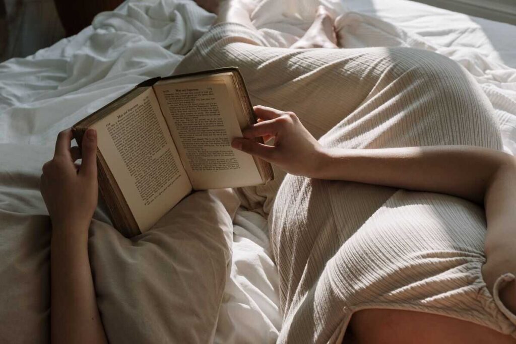 mani di donna che legge libro
