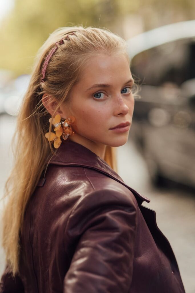 ragazza con capelli lunghi biondi