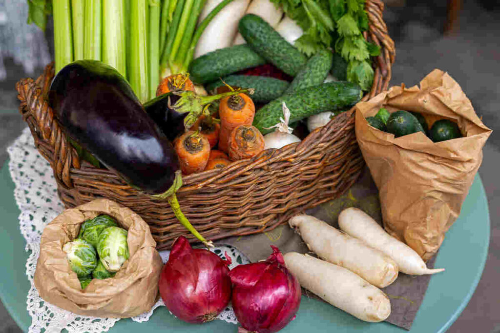 cesta con frutta e verdura