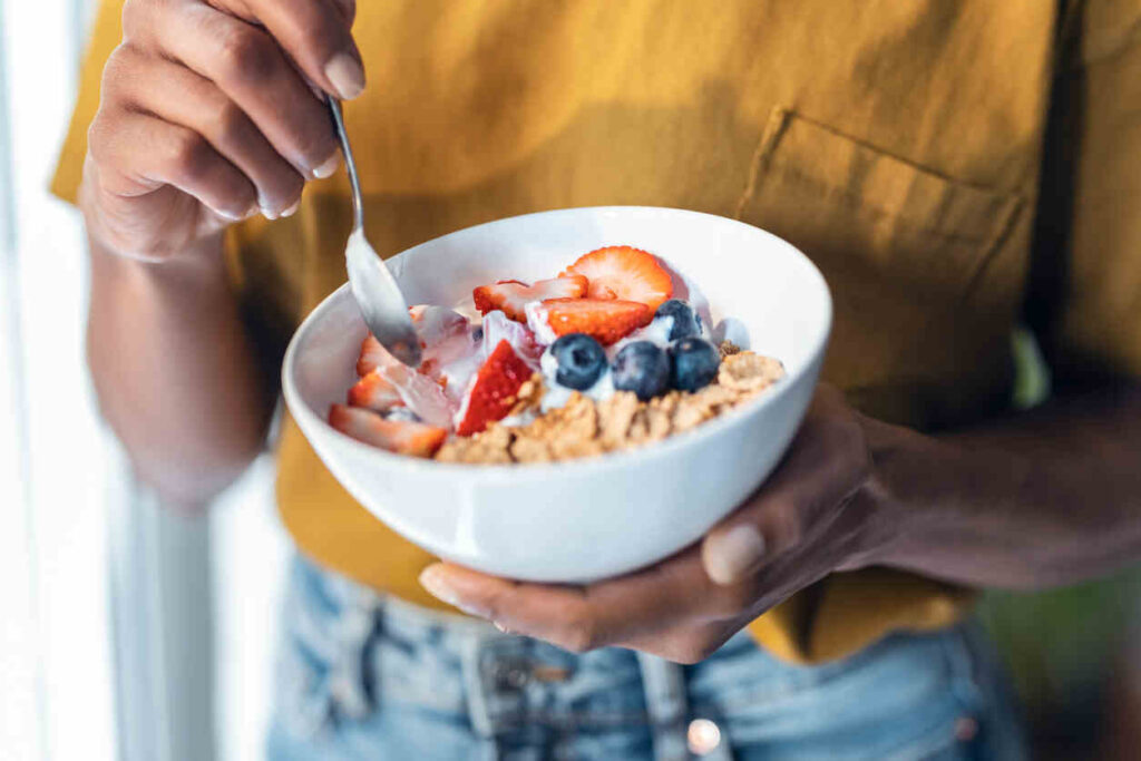 donna mangia bowl con yogurt e frutta