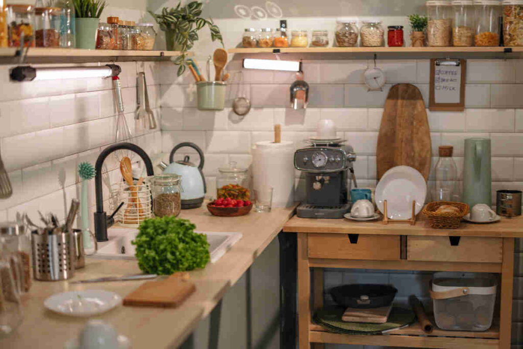 cucina con piante e luci sopra i ripiani