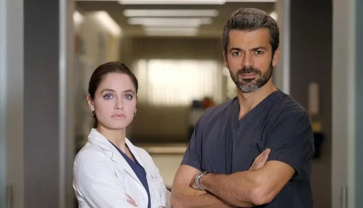 matilde gioli e luca argentero posano sul set di "doc - nelle tue mani"