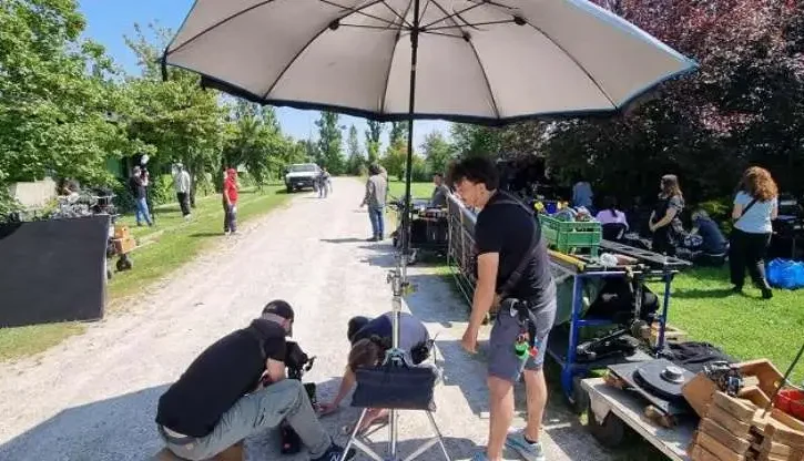 una scena del "dietro le quinte" della serie tv "Estranei"