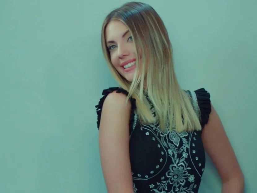 Eda Ece nei panni di una sorridente Yildiz Yilmaz