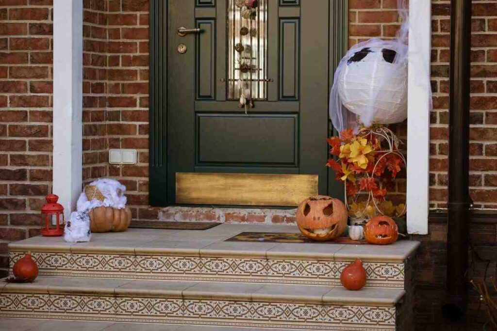 ingresso casa decorato con zucche tema halloween