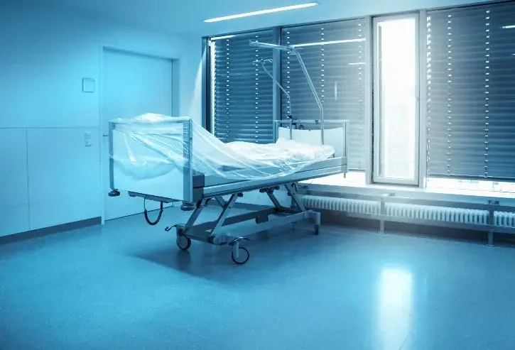 letto d'ospedale vuoto ricoperto da cellophane