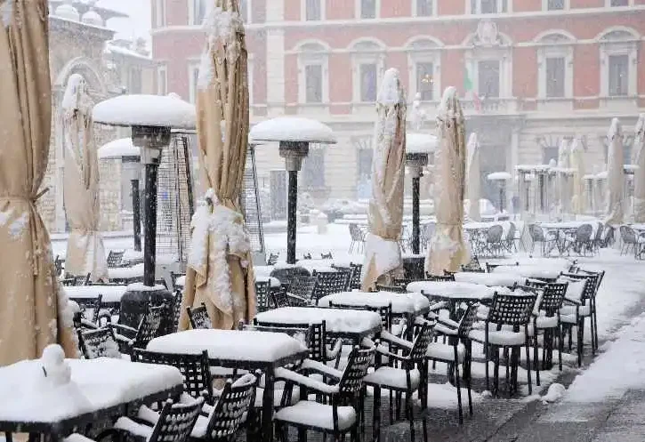 immagine di una piazza innevata a Brescia