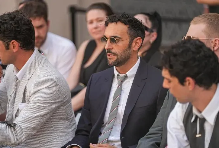 Marco Mengoni durante una sfilata di moda