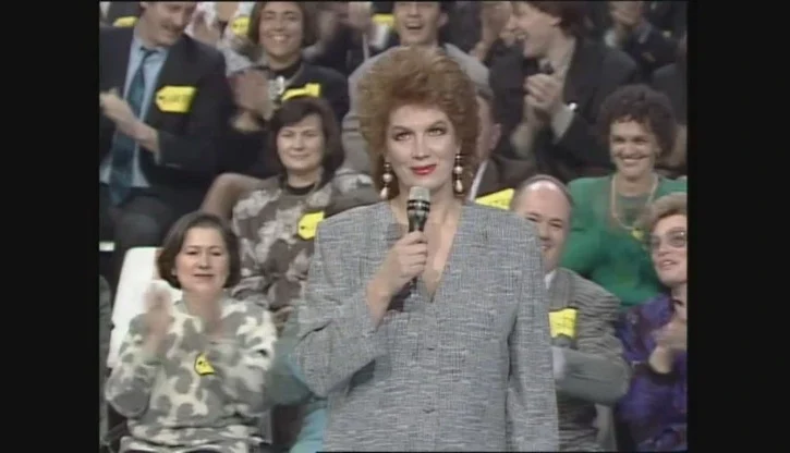 Iva Zanicchi in una immagine d'epoca a alla conduzione di "Ok, il prezzo è giusto"