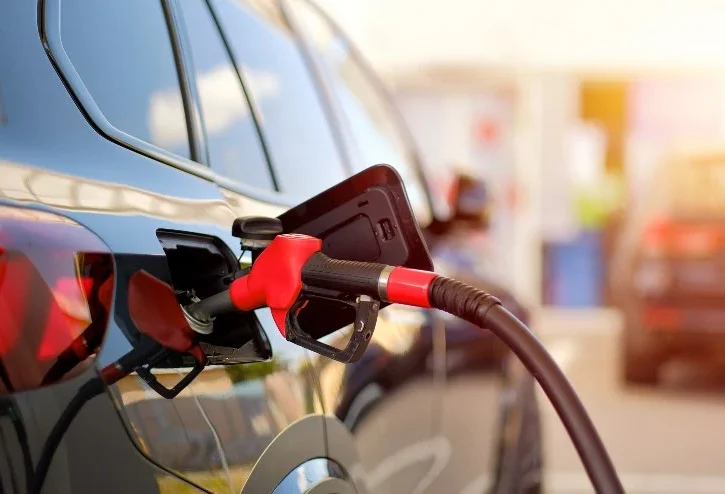 immagine di una pompa di benzina che eroga carburante diesel