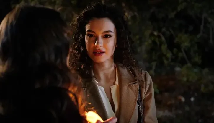 l'attrice Su Burcu Yazgı Coşkun in una scena della serie tv turca "Racconto di una notte"