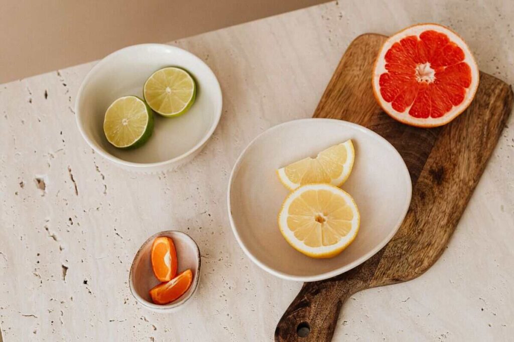 ciotole su tavolo con limone, arancia e pompelmo
