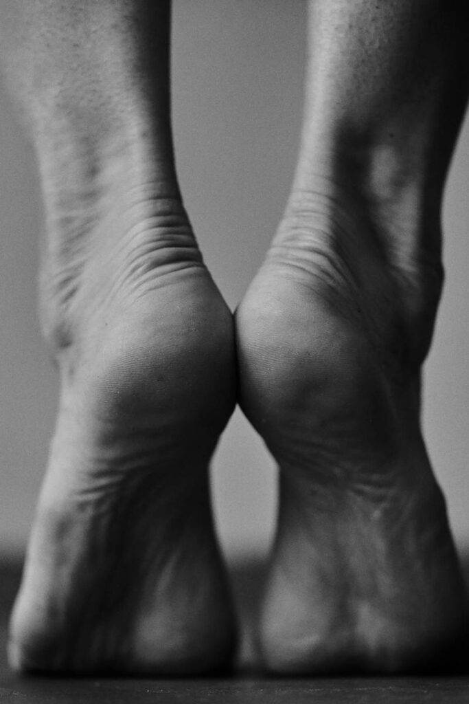 piedi in primo piano con talloni sollevati
