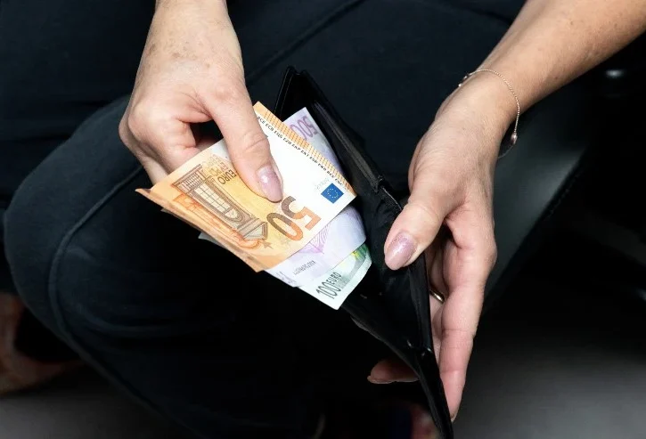 immagine di un portafogli con banconote all'interno