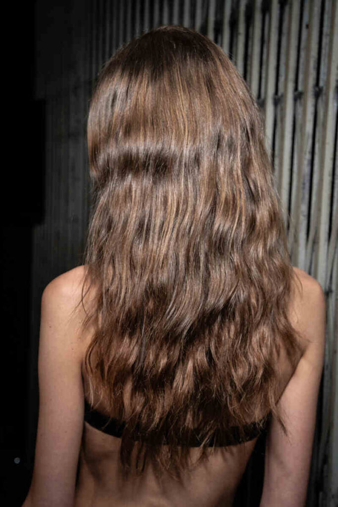 capelli lunghi di donna di spalle