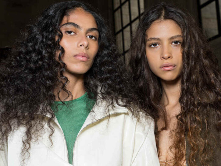 Capelli spenti? Questo trattamento al tè nero è tutto da provare