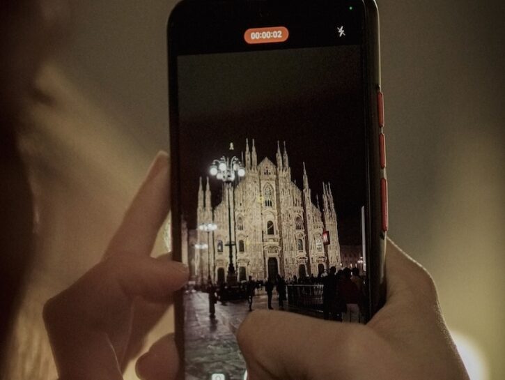 Dalle vetrine in frantumi al terrorismo via social: la paura corre nelle chat