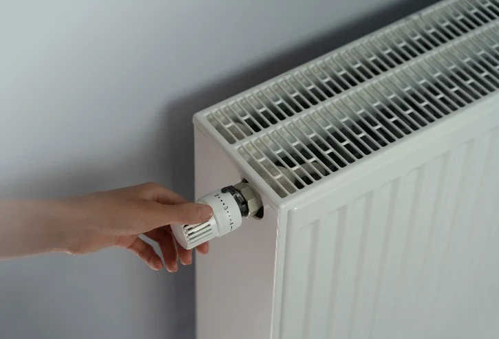 regolazione della manopola del termostato di un termosifone