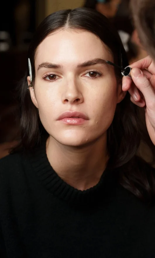 Mascara marrone: il trucco che ringiovanisce lo sguardo (molto più del nero)