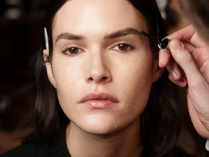 Mascara marrone: il trucco che ringiovanisce lo sguardo (molto più del nero)