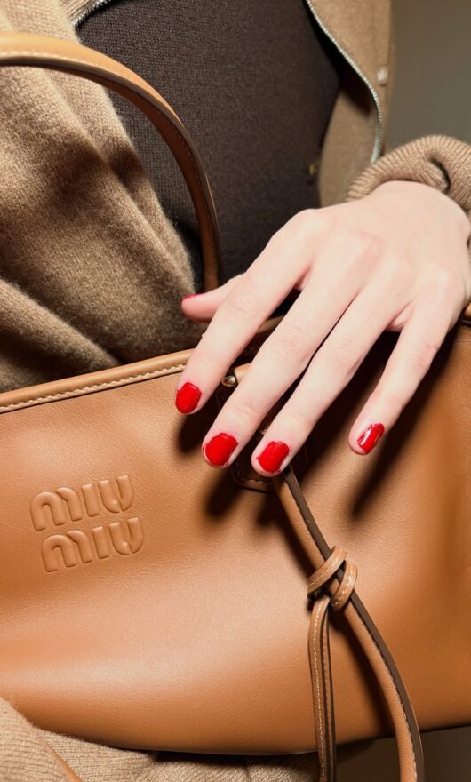 La manicure sbavata di Miu Miu ci salverà dall'ossessione per la perfezione?