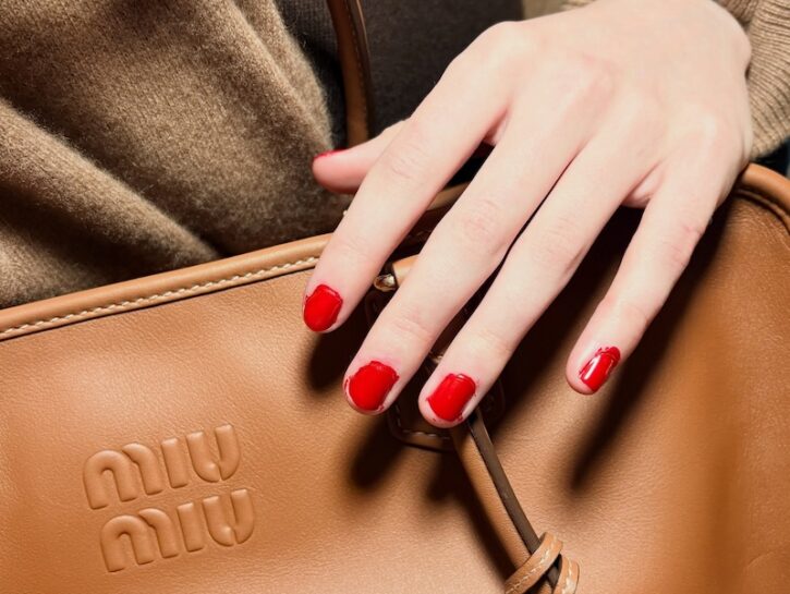 La manicure sbavata di Miu Miu ci salverà dall'ossessione per la perfezione?