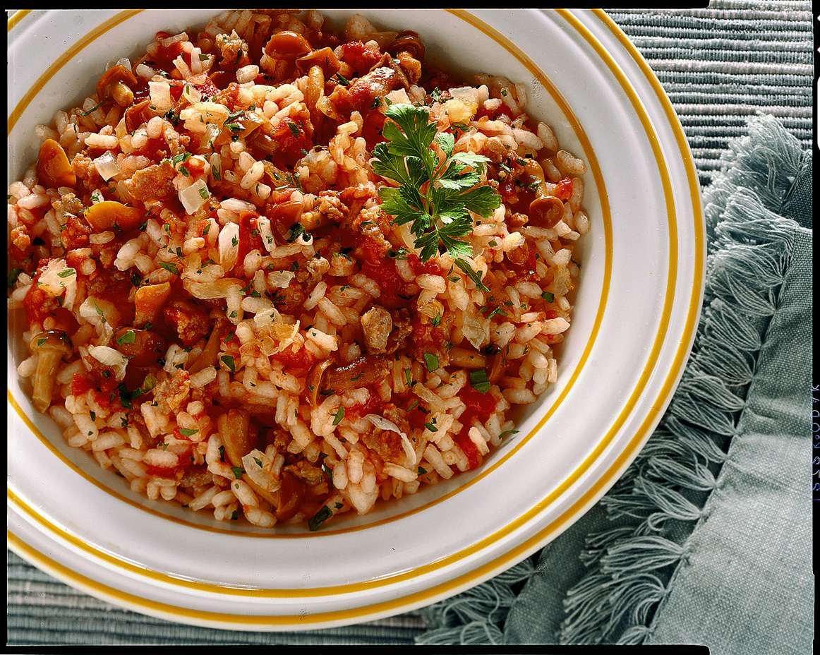 Ricetta Riso rosso con salsiccia e chiodini | Donna Moderna