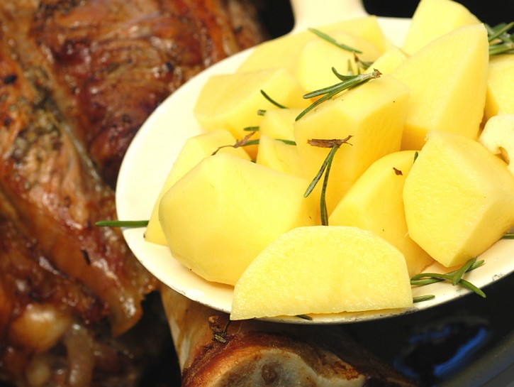Stinco di vitello al forno con patate ricetta | Donna Moderna
